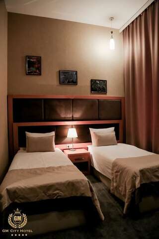 Отель GM City Hotel Баку Двухместный номер с 2 отдельными кроватями и душем-1